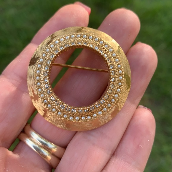 Vintage 1960 Gold-tone Benedikt NY Brooch - Picture 1 of 17